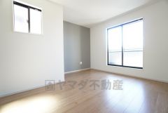 7.2帖。主寝室としてお使いいただけそうなこちらのお部屋は、日当たりが良く、爽やかな風を感じて起きる朝は、快適生活の始まりに。