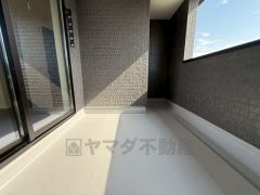 広々としたバルコニー。 天気のいい日にはお布団もまとめて干せそうですね＾＾