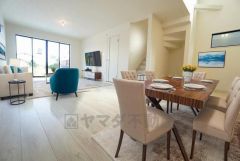 大きな掃き出し窓のあるリビングは、陽光あふれる明るい空間です。ゆったりと寛げる憩いの場となりそうです。家具はCGによるイメージ画像