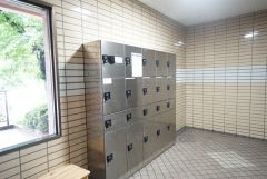 宅配ボックス付き。お仕事中や外出中などの不在時にも荷物が受け取れるのはとっても便利ですね＾＾ 