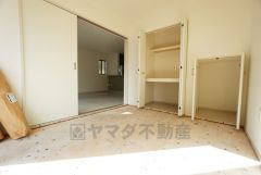 リビング隣には、ホッとできる和室を用意。お子様のお昼寝スペースや書斎としても活躍してくれそうです＾＾