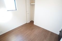 4.5帖。木の温もりがやさしいフローリングとシンプルなクロスです＾＾