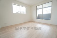 7.5帖。 主寝室としてお使いいただけそうなこちらのお部屋は、日当たりが良く、爽やかな風を感じて起きる朝は、快適生活の始まりに。