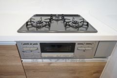 3種類の料理が同時に調理できる、3口ガスコンロ。忙しい夕食の支度時間が短縮できて効率よくお料理が楽しめます。 