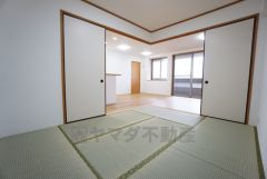 6帖。リビング隣には、ホッとできる和室を用意。客間としてはもちろん、お子様のお昼寝スペースや書斎としても活躍してくれそうです＾＾