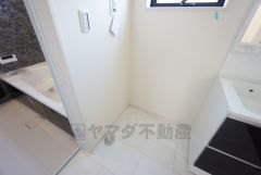 ランドリースペース上部には窓も付いており換気に便利です＾＾