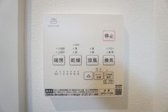 浴室暖房乾燥機には、暖房、乾燥、涼風、換気の4つの機能が付いています。タイマー付きです。換気・雨の日の洗濯も安心です＾＾