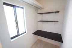カウンター付きの趣味室＾＾ 棚も備わっており、本や小物、趣味の道具などを収納できます。窓付きで採光もあり、作業や読書、在宅ワークなど幅広く活用できる空間です＾＾
