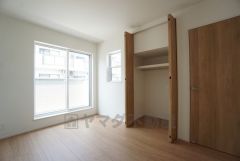 暖かい日差しが差し込む洋室。たっぷり収納できるクローゼット付きでお部屋の中をすっきりと快適に保てます。