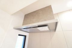 お手入れが簡単なスリム型レンジフードです。調理により発生する油煙や臭いを吸い込み、屋外へ排気してくれます。