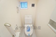 1階2階の2ヶ所にトイレがありますので、忙しい朝にも家族に気を使わず、ゆとりが生まれますね＾＾ 小窓付きで換気する時に便利です＾＾