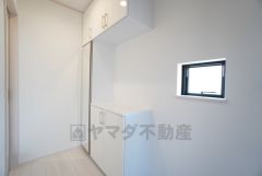 採光も考えられた明るい玄関です。たっぷり収納できるシューズボックス付きなので、家族全員の靴がきれいに整頓できます。