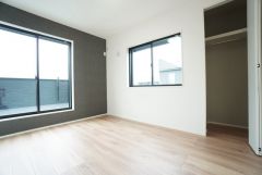 主寝室としてお使いいただけそうなこちらのお部屋は、日当たりが良く、爽やかな風を感じて起きる朝は、快適生活の始まりに。