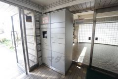 宅配ボックス付き。お仕事中や外出中などの不在時にも荷物が受け取れるのはとっても便利ですね＾＾セキュリティ面でも安心です＾＾ 