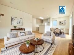 家族が集まる開放的なリビング。思い思いの時間を過ごしたり食事をしたり、素敵な団らんの場になりますね。