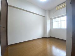 AIによる画像加工（家具・荷物の消去）を行っています。明るい室内は、風通しも良く、大変居心地の良い空間となっております。爽やかな風を感じて起きる朝は、快適生活の始まりに。
