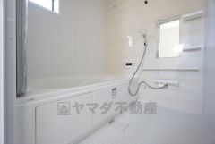 1日の疲れを癒すくつろぎのバスルーム。足を伸ばしてもゆったりと入れるサイズです。お子様と一緒にお風呂に入っても狭くないですね＾＾