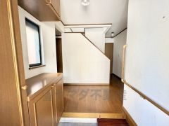 採光も考えられた明るい玄関です。たっぷり収納できるシューズボックス付きなので、家族全員の靴がきれいに整頓できます。 