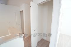 キッチン隣にはパントリー＆収納あり＾＾洗面室にも近く、食料品だけでなく日用品などの収納にも＾＾