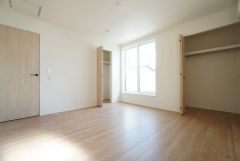 住む人のこだわりを活かす洋室。日当たりがよく、寝室としての利用もおすすめ。広めのクローゼットには荷物をすっきり片付けられ、ゆとりのある暮らしが出来ます＾＾