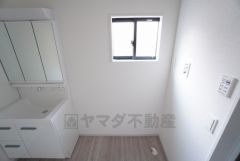 ランドリースペース上部には窓も付いており換気に便利です＾＾