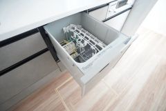 食事の後の手間を解消する食器洗い乾燥機付。冬場の洗い物で手荒れの悩みもなくなります。手洗いよりも節約できて便利。