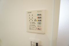 浴室暖房乾燥機には、暖房、乾燥、涼風、換気の4つの機能が付いています。タイマー付きです。