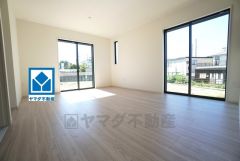 大きな掃き出し窓のあるリビングは、陽光あふれる明るい空間です。ゆったりと寛げる憩いの場となりそうです＾＾