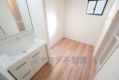 三面鏡裏収納付き洗面化粧台です＾＾ 歯磨きセットやスキンケア用品などの収納に便利ですね。