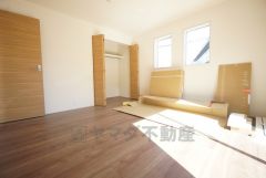 8帖。主寝室としてお使いいただけそうなこちらのお部屋は、日当たりが良く、爽やかな風を感じて起きる朝は、快適生活の始まりに。