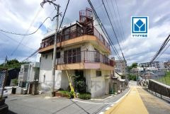 現地（2025年7月）撮影。角地。笹丘小学校徒歩1分。現在解体前につき古家付きです。