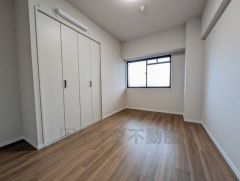 主寝室としてお使いいただけそうなこちらのお部屋は、日当たりが良く、爽やかな風を感じて起きる朝は、快適生活の始まりに。