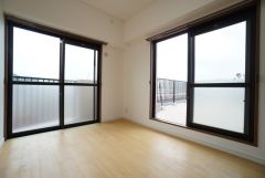5帖洋室。角部屋ならではの2面採光。陽のあたる時間が長く、冬でもあたたかいです。バルコニーへ2面隣接、ルーフバルコニーへの出入り可能です＾＾