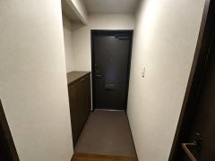 AIによる画像加工（家具・荷物の消去）を行っています。たっぷり収納できるシューズボックスです。家族全員の靴がきれいに整頓できます。棚の上にお花や写真を飾っても良いですね。