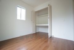 主寝室としても利用できる約6帖の洋室は温かい光の差し込むゆとりのある居室をぜひ現地にてご確認くださいませ。