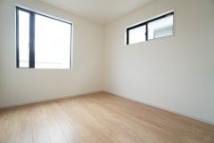 6.7帖。主寝室としてお使いいただけそうなこちらのお部屋は、日当たりが良く、爽やかな風を感じて起きる朝は、快適生活の始まりに。