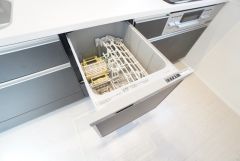 炊事時間を大幅に短縮できる食器洗浄乾燥機付き＾＾食器を洗う手間が減るので家族とのコミュニケーションの時間や自分の時間が増えますね。