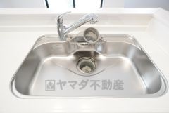 大きなお鍋も楽々洗える幅の広いシンクです＾＾ステンレスシンクなので簡単にお掃除できますよ。洗剤やスポンジもすっきりできる収納付き。