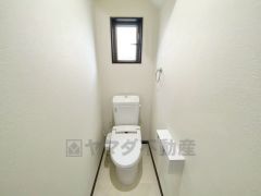 清潔感のある使い勝手の良いトイレで、毎日気持ちよくお使いいただけます。温水洗浄便座付きで、季節を問わず快適にご利用いただけます＾＾