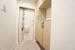 たっぷり収納できるシューズボックス付きです。家族全員の靴がきれいに整頓できます。棚の上にお花や写真を飾っても良いですね。