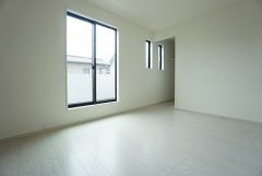 主寝室としてお使いいただけそうなこちらのお部屋は、日当たりが良く、爽やかな風を感じて起きる朝は、快適生活の始まりに。