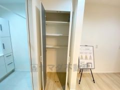 キッチン、洗面室横収納付き＾＾洗面室にも近く、食料品だけでなく日用品などの収納にも＾＾