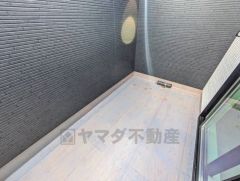 広々としたバルコニー。 天気のいい日にはお布団もまとめて干せそうですね＾＾