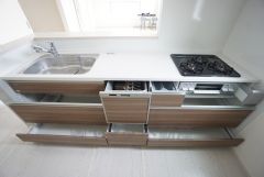 炊事時間を大幅に短縮できる食器洗浄乾燥機付き＾＾食器を洗う手間が減るので家族とのコミュニケーションの時間や自分の時間が増えますね。