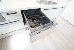 食事の後の手間を解消する食器洗い乾燥機付。冬場の洗い物で手荒れの悩みもなくなります。手洗いよりも節約できて便利。