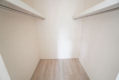寝室にはハンガーパイプ付きのウォークインクローゼットが設けられています。たっぷり収納できるので衣替えの心配もいりませんね＾＾