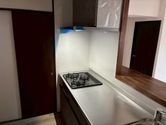 3種類の料理が同時に調理できる、3口ガスコンロ。忙しい夕食の支度時間が短縮できて効率よくお料理が楽しめます。 
