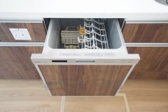 食事の後の手間を解消する食器洗い乾燥機を標準装備。手洗いよりも断然節約でき、節水で自然にもやさしいです。