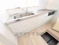 対面式キッチンなのでリビングにいるご家族とコミュニケーションを取りながら洗い物や、お料理が楽しめそうですね＾＾