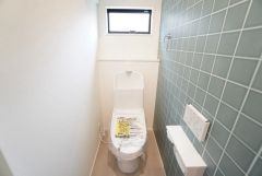1階2階の2ヶ所にトイレがありますので、忙しい朝にも家族に気を使わず、ゆとりが生まれますね＾＾ 小窓付きで換気する時に便利です＾＾